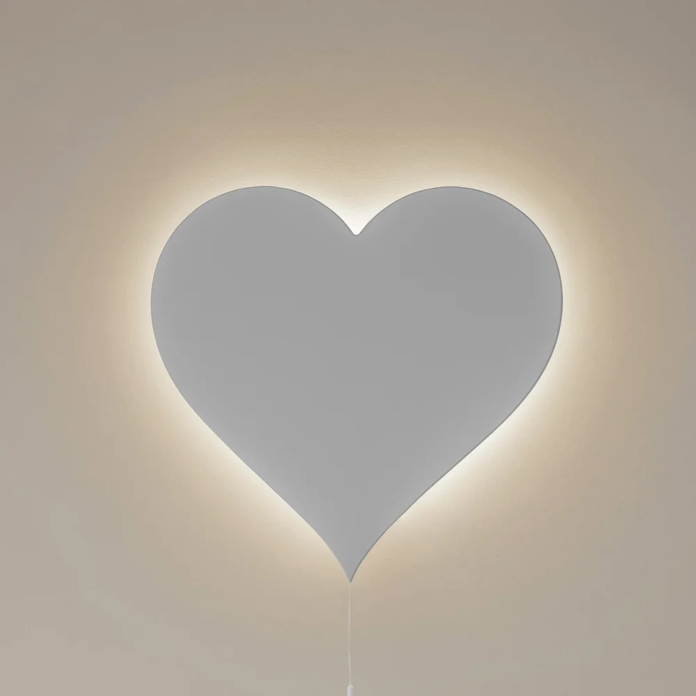 Švelnių linijų sieninins šviestuvas ŠIRDELĖ vaikų kambariui