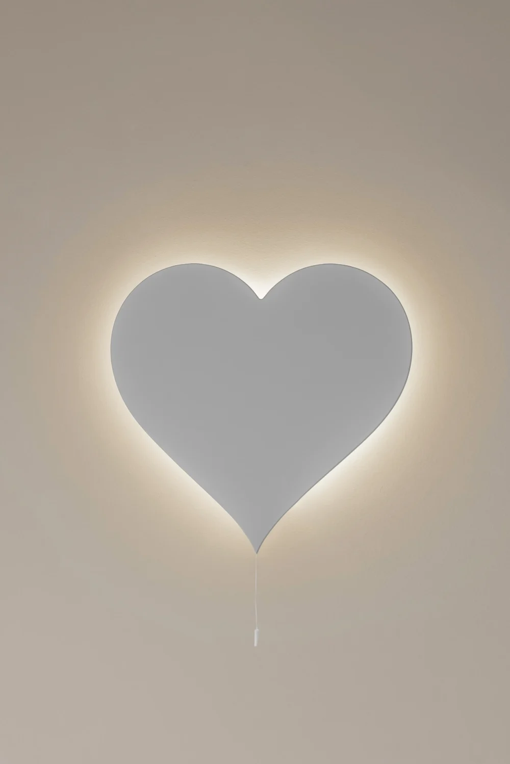 Švelnių linijų sieninins šviestuvas ŠIRDELĖ vaikų kambariui