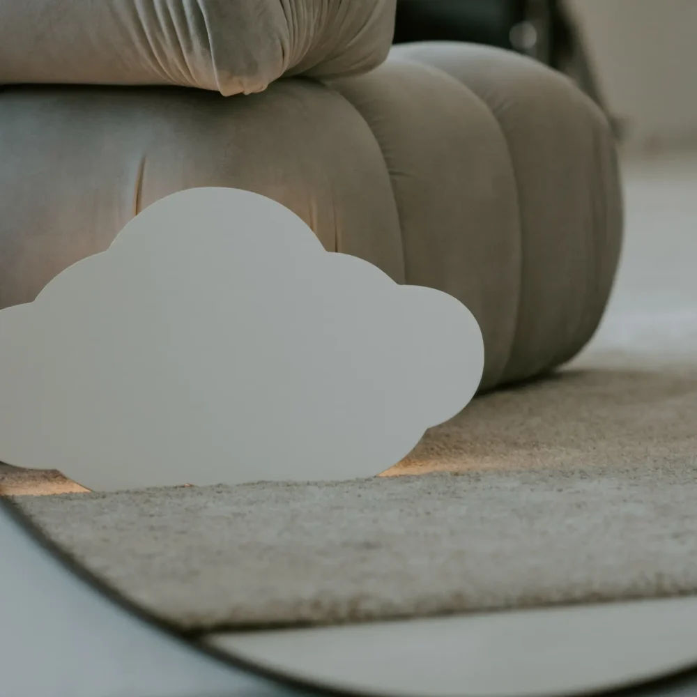 Švelnių formų LED šviestuvas DEBESĖLIS vaikų kambariui